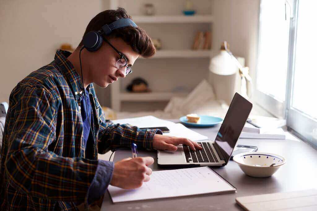 Transform your learning experience with online education Exploring how online education works compared to traditional learning environments