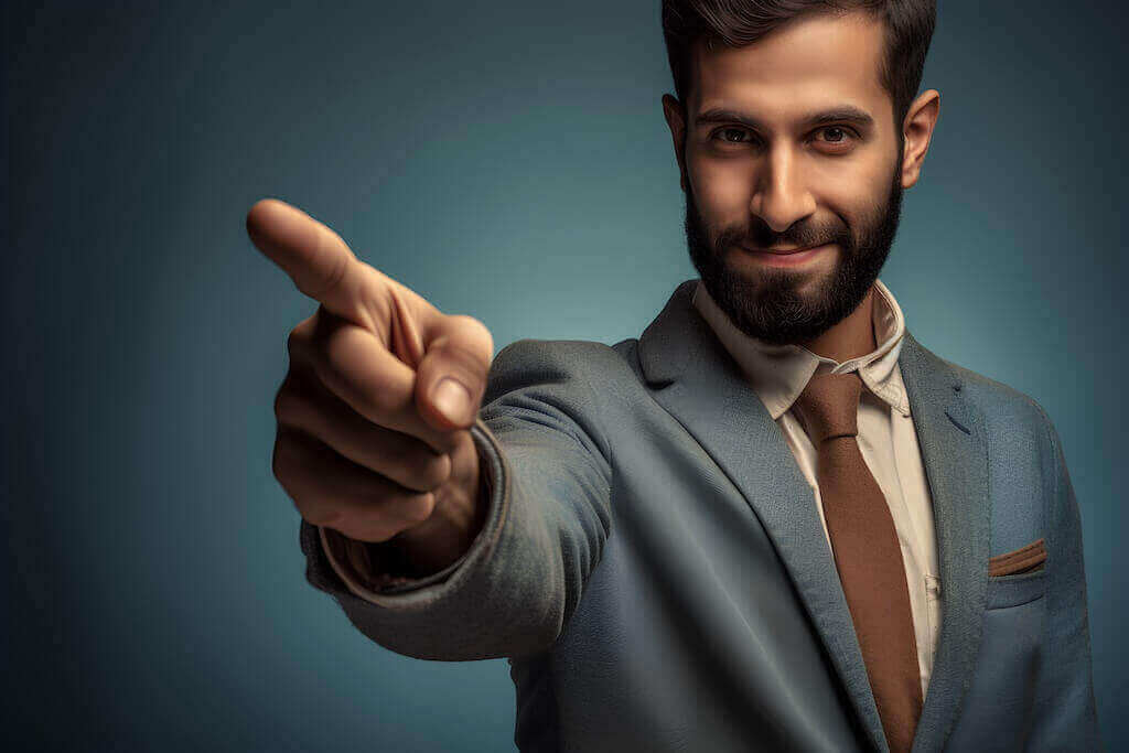 Якщо розмістити заклик до дії під час трансляції, коли увага учасників ще висока, шанси на конверсію значно зростають Чоловік, який показує пальцем на глядача, нагадує про важливість заклику до дії під час проведення вебінару