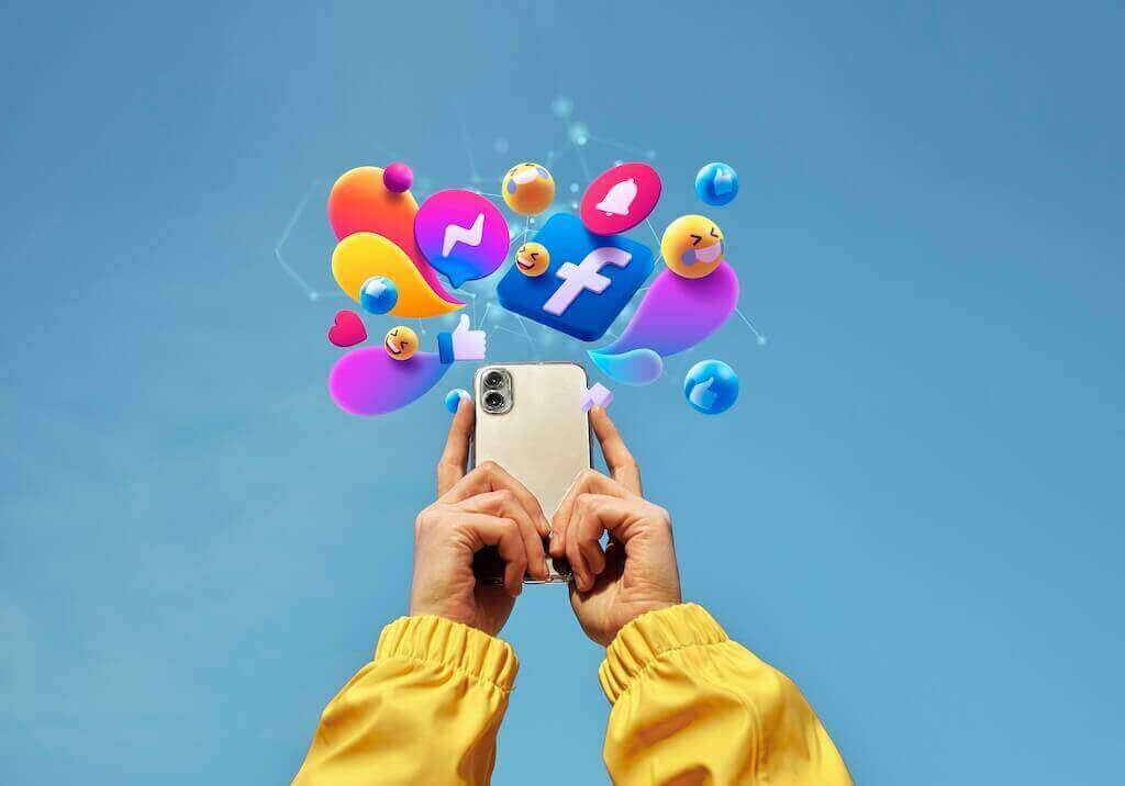 Ефективно просувайте свій вебінар через соцмережі на кшталт Facebook і Messenger Руки тримають смартфон з яскравими іконками соцмереж символізуючи просування вебінару через соціальні платформи