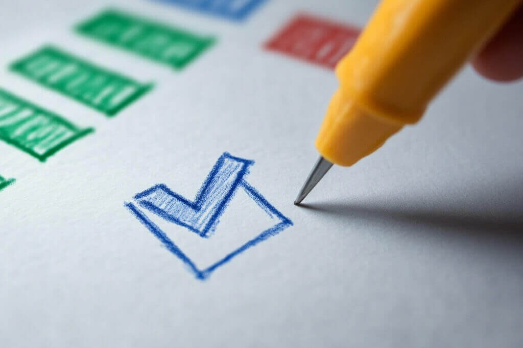 Використання коротких опитувань для залучення учасників вебінару до взаємодії Синя галочка у списку як символ опитування для активної участі слухачів під час вебінару