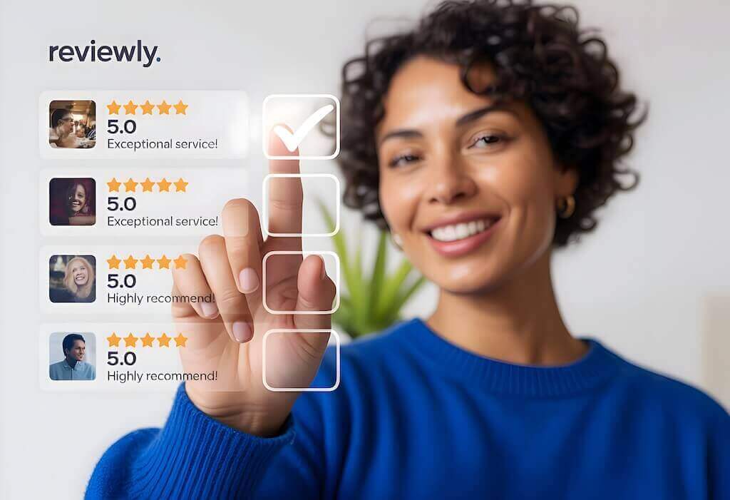 Збір відгуків після вебінару як спосіб покращити наступні онлайн-зустрічі Усміхнена жінка обирає найвищу оцінку серед відгуків як символ важливості збору зворотного зв’язку після вебінару