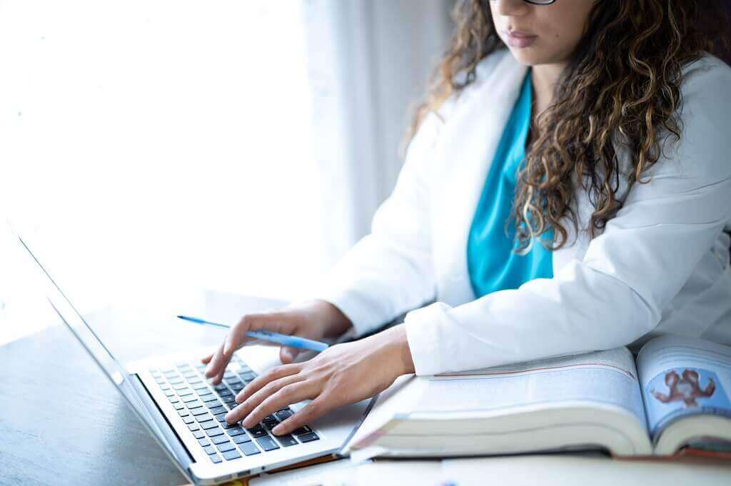 Medizinische Fachkräfte nehmen an einer Online-Schulung über Datenschutz und Diagnostik teil