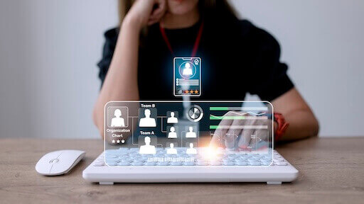 HR-Spezialist stellt virtuelle Recruiting-Tools während eines Webinars vor