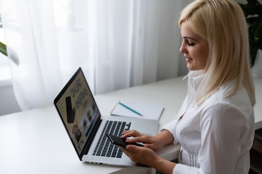 Coach überprüft Zahlungsübersicht und Einnahmenanalyse auf Laptop im Webinar-Backoffice