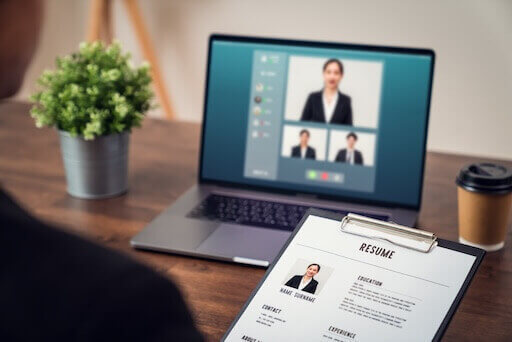Recruiter erklärt virtuelle Rekrutierungsabläufe in einem Webinar