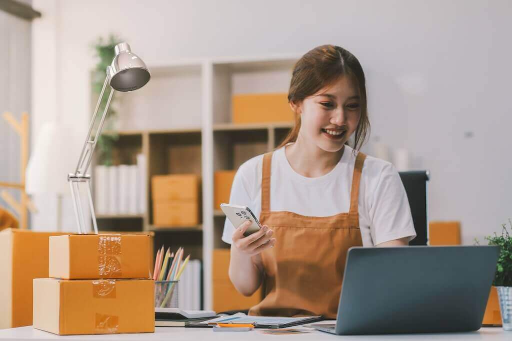 Dozent erklärt Strategien zur Verkaufssteigerung im E-Commerce-Live-Webinar