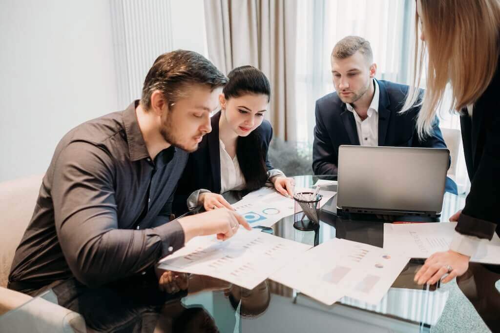 Finanzberater diskutieren aktuelle Themen live im Webinar, unterstützt durch Diagramme und Datenanalysen