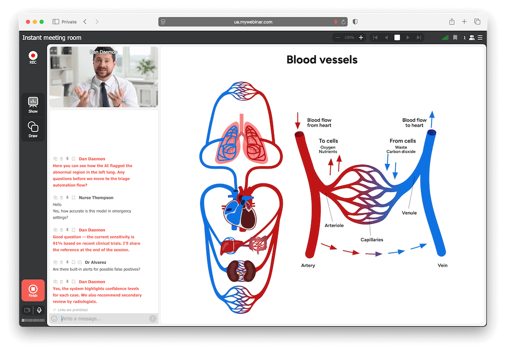 Ärztin leitet ein Online-Webinar mit medizinischer Präsentation auf dem Bildschirm