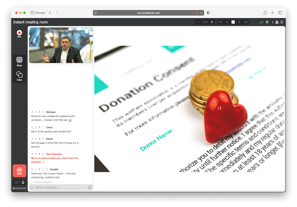 Eine Moderator:in einer gemeinnützigen Organisation hält ein interaktives Webinar zur Spendenkampagne
