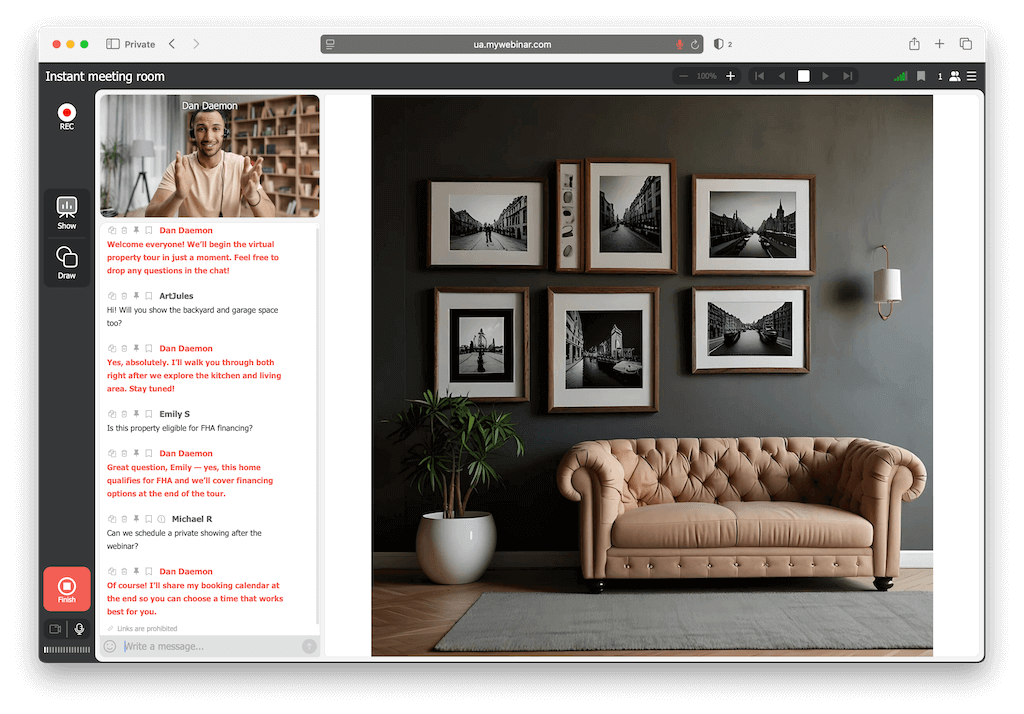 Immobilienmaklerin moderiert ein Live-Webinar mit Hausführung und Teilnehmer-Chat