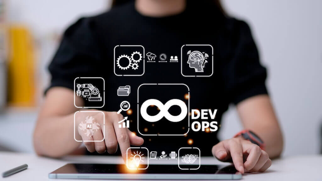 Ingeniero de software muestra un flujo de implementación en tiempo real mientras responde preguntas de su equipo