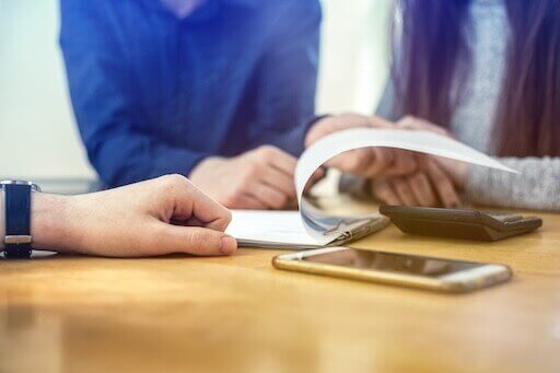 Consultor configurando un embudo de generación de leads mediante webinars
