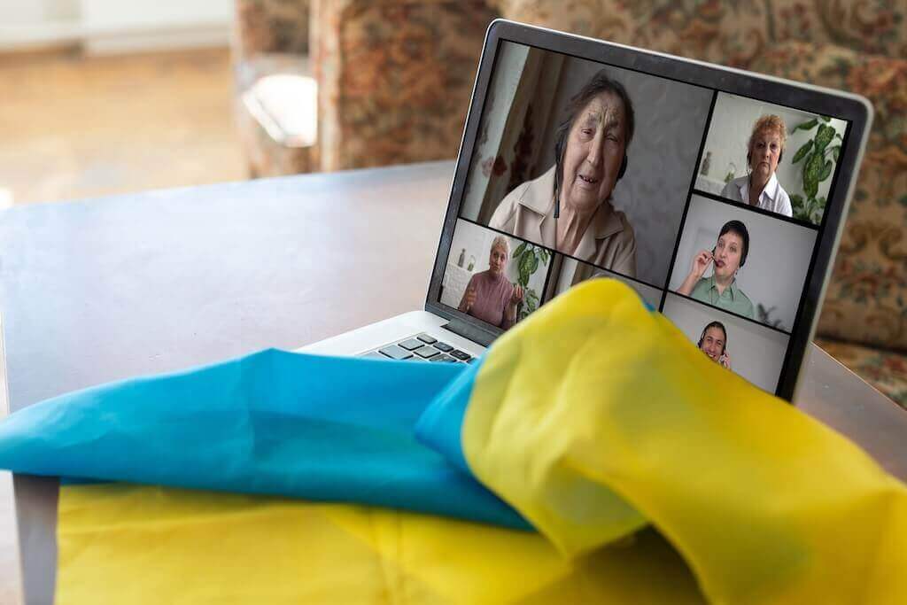 Equipo de una organización en una sesión virtual hablando sobre logros y nuevos proyectos