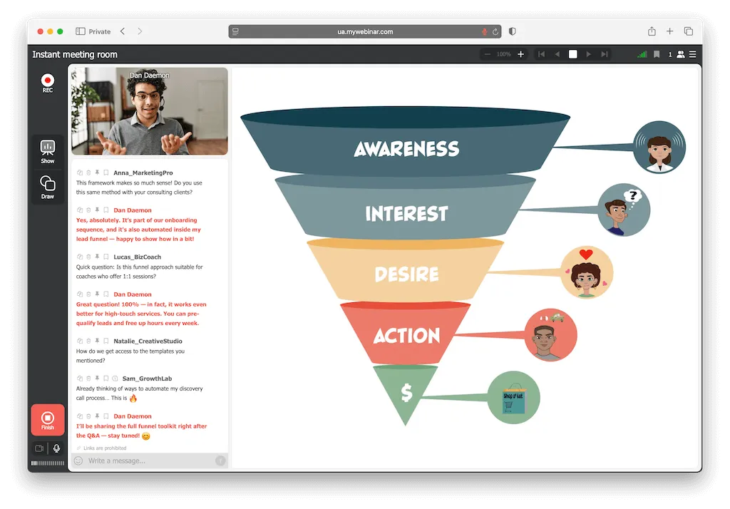 Consultor liderando un webinar en directo para captar clientes y presentar su metodología de trabajo