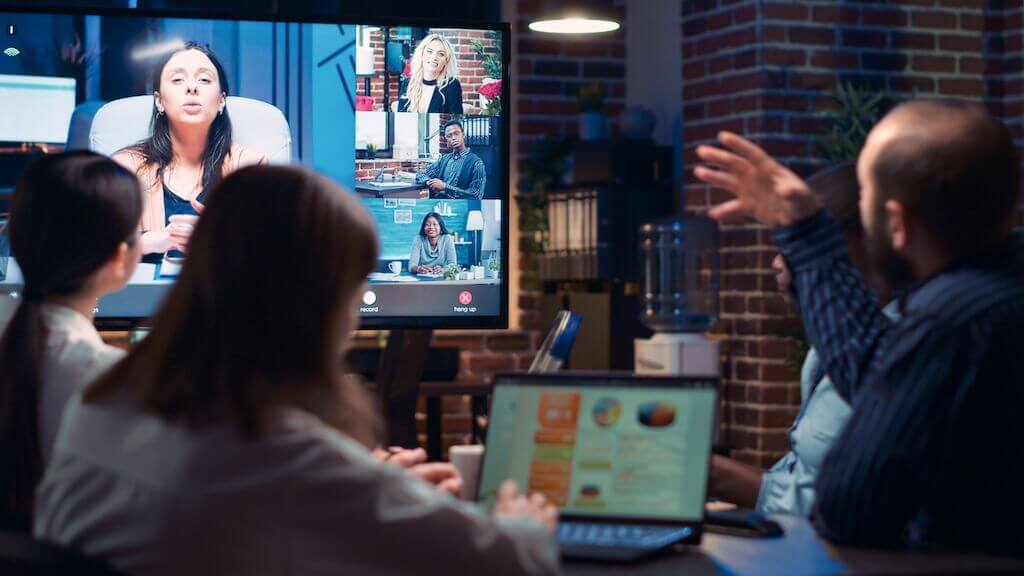 Coach en pleine session en ligne répondant en direct à des commentaires d’internautes