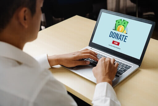 Hôte de webinaire de collecte de fonds remerciant les donateurs pour leur contribution