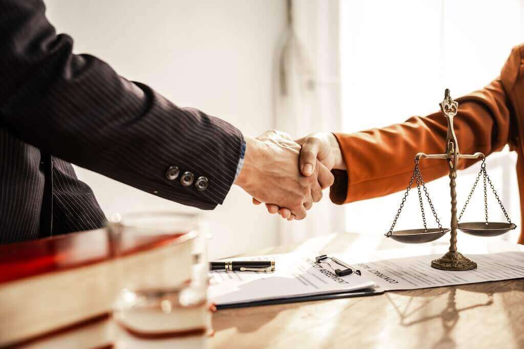 Un avocat présente un processus automatisé de gestion contractuelle lors d’un webinaire en direct