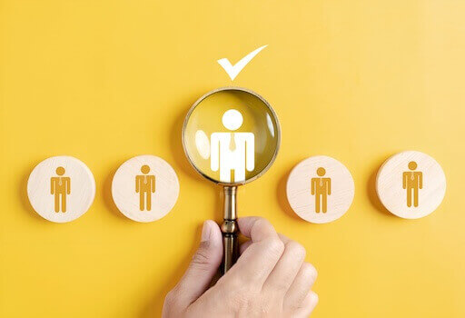 Animateur de webinaire donnant des conseils en rédaction de CV lors d’une session en direct