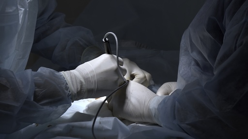 Spécialiste médical présentant de nouvelles technologies de santé lors d’un webinaire