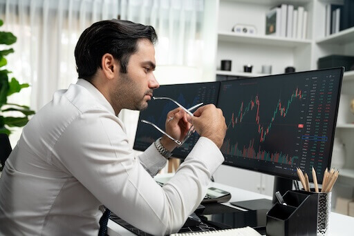 Trader analysant les points d’entrée et de sortie pendant un webinaire en direct