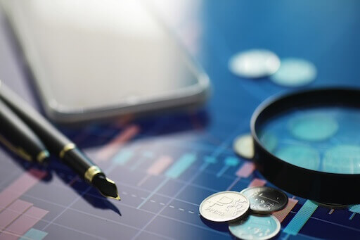 Investisseurs discutant de stratégies lors d’un webinaire financier en ligne
