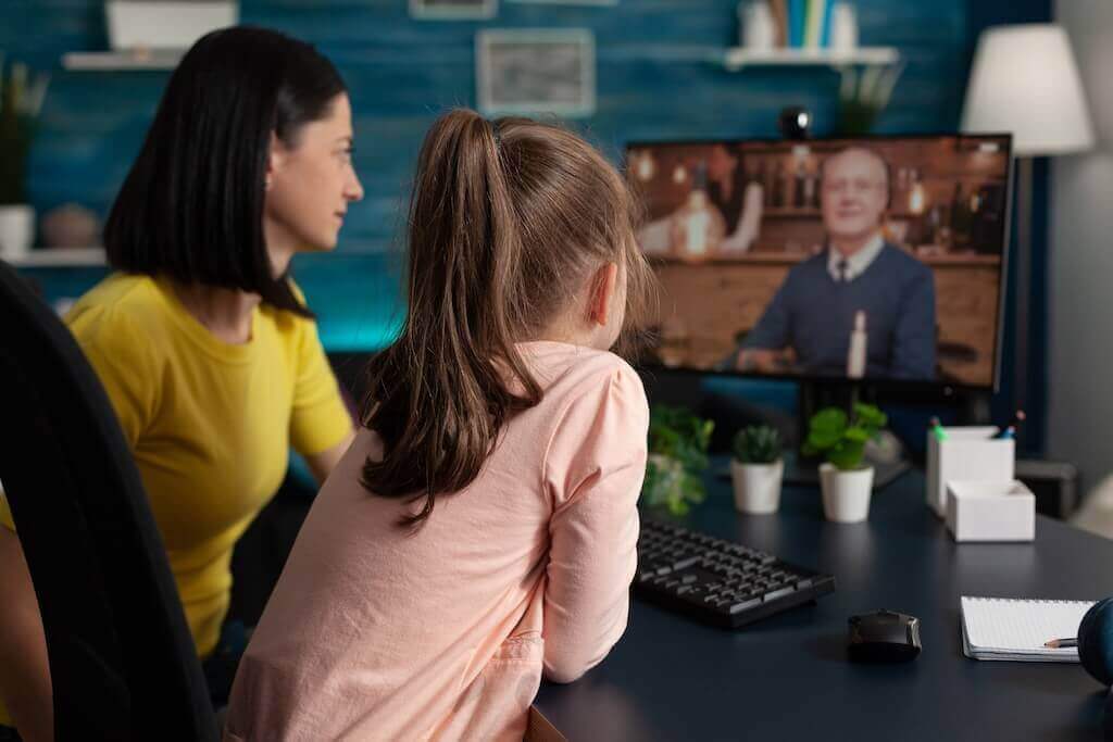 Animateur de webinaire montrant des supports visuels sur l’apprentissage à la maison et les compétences parentales