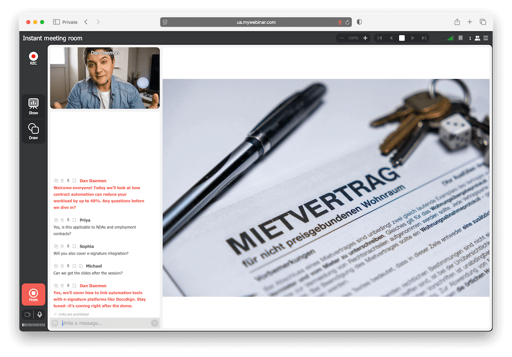 Avocate animant un webinaire professionnel sur les solutions Legal Tech et la consultation juridique en ligne