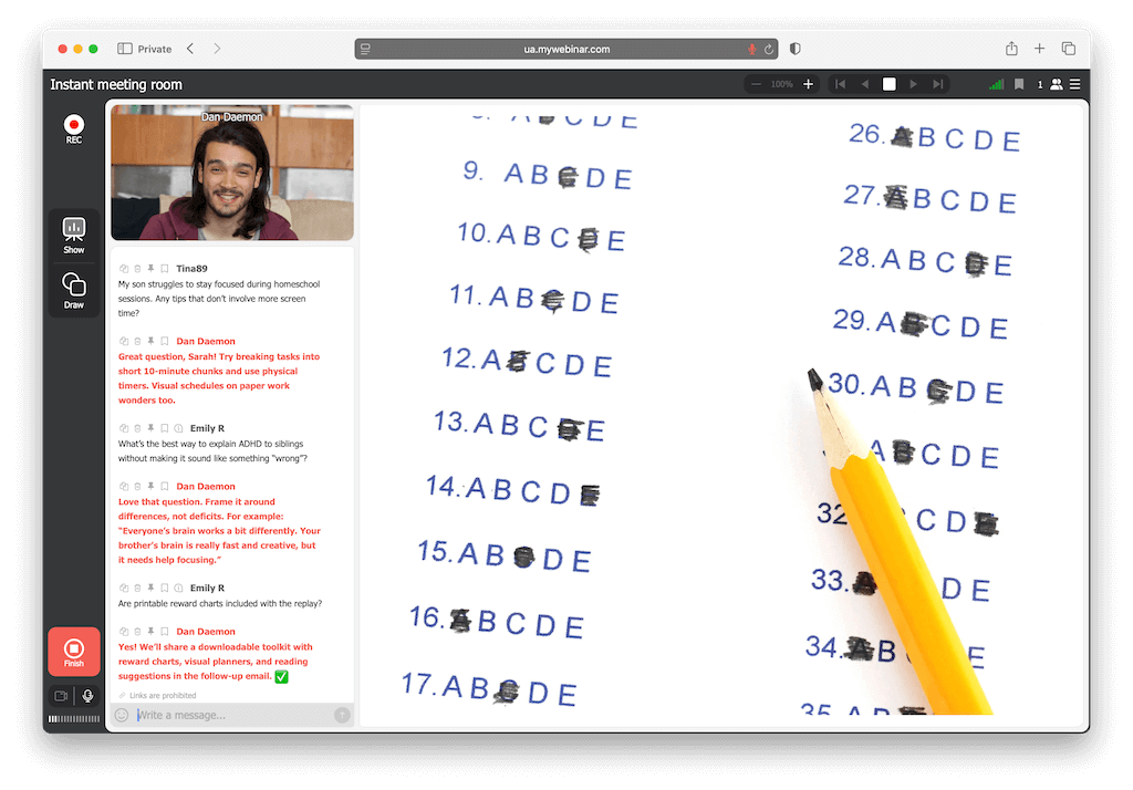 Personne animant un webinaire pour les parents avec des conseils concrets sur la vie scolaire et les bonnes pratiques en ligne