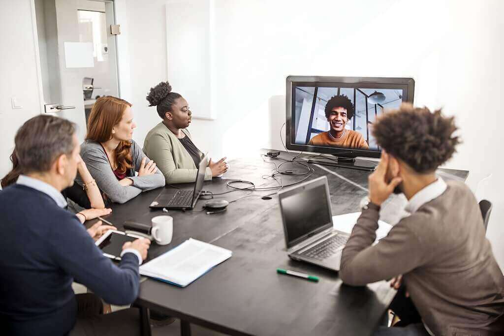 Une responsable RH présente des approches innovantes pour recruter et intégrer des collaborateurs en mode hybride