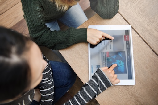 Nauczyciel analizuje dane dotyczące zaangażowania uczniów za pomocą narzędzi AI podczas webinaru