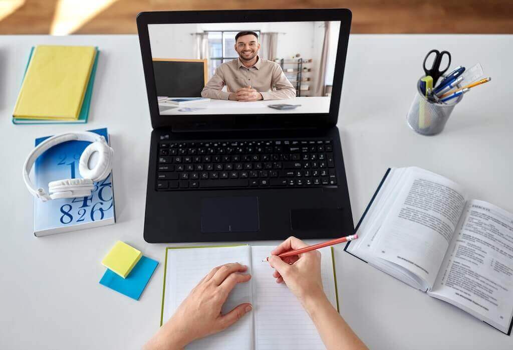 Zespół nauczycieli prowadzi interaktywne spotkanie online z wykorzystaniem platformy webinarowej