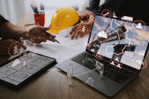 Инженер демонстрирует 3D модель в CAD программе во время живого вебинара