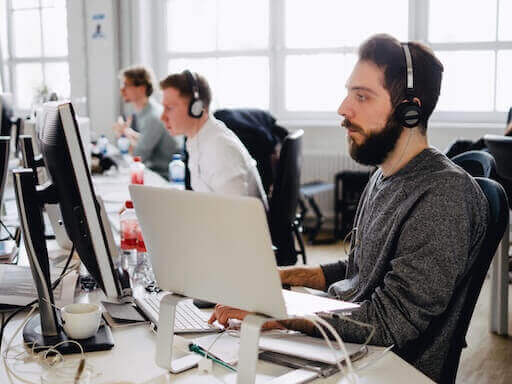 Разработчик проводит сессию программирования на WebAssembly во время вебинара